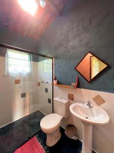 卡纳内亚拉加马尔生态酒店的浴室配有卫生间、盥洗盆和淋浴。