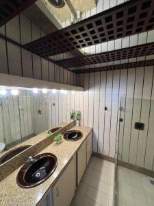 若昂佩索阿Pousada Mangai的浴室设有2个水槽和2面镜子
