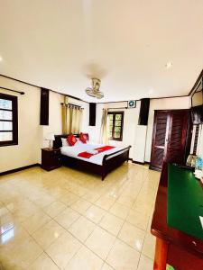 琅勃拉邦Vieng Savanh II Hotel的一间卧室配有一张床和一张台球桌