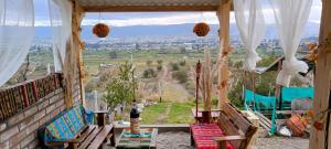 拉塔昆加Tiny Home Glamping en Latacunga的一个带椅子的门廊,享有山谷的景色
