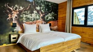 里茨勒恩Alpen Lodge Riezlern的卧室配有一张带鹿头的墙壁床。
