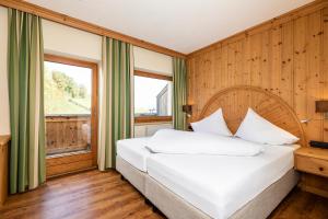 克拉姆萨赫兰芳格派酒店的卧室配有白色的床和窗户。