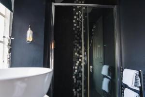 WedmoreThe George Inn Wedmore的带浴缸、水槽和淋浴的浴室