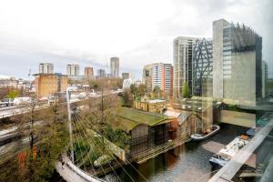 伦敦Modern Paddington Station 2 Bedroom Apartment的享有河流和建筑的城市美景