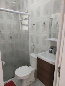 坎皮纳斯Flat Pé de Mamão的浴室配有卫生间、盥洗盆和淋浴。