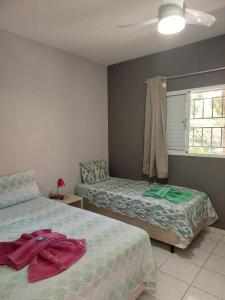 坎皮纳斯Flat Pé de Mamão的一间卧室设有两张床和窗户。