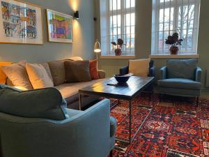 斯德哥尔摩STF朗霍尔曼旅馆的客厅配有沙发、椅子和桌子