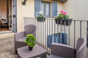 米兰Milan Royal Suites - Castello的阳台配有椅子和植物,位于栏杆上