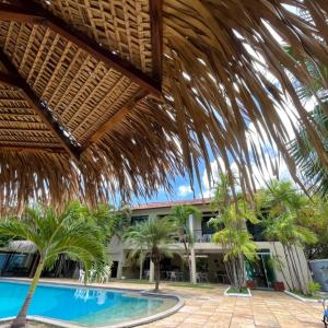 萨利诺波利斯Hotel Praia Bela的棕榈树游泳池度假村