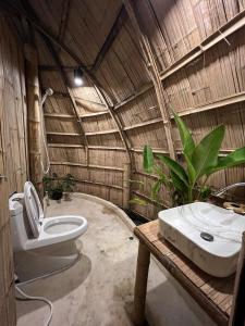 Ko PorThe Por Beach的大楼内的浴室设有卫生间和水槽。