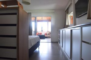 圣米格尔-杜戈斯托苏Casa de Lala Beach House的一间卧室设有一张床和一间客厅。