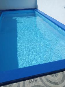 博卡奇卡Casa para la familia的室内的蓝色海水游泳池