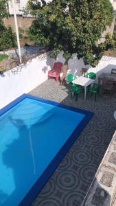 博卡奇卡Casa para la familia的一个带桌椅的蓝色游泳池