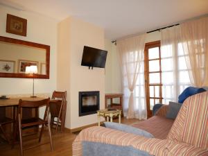 卡尼略Francoli-Vacances Pirinenca的客厅配有沙发和桌子