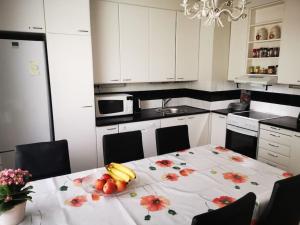 图尔库2 bedroom apartment, Turku的厨房配有带水果的桌子
