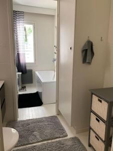 图尔库2 bedroom apartment, Turku的带淋浴、盥洗盆和卫生间的浴室