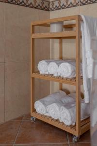 斯洛文尼亚格拉代茨Guest House Štruc的浴室内带毛巾的木制毛巾架