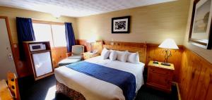 乔治湖湖泊汽车旅馆的一间设有大床和窗户的酒店客房