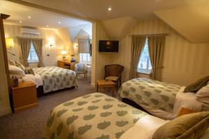 贝图瑟科伊德皇家橡树酒店的酒店客房,配有两张床和椅子