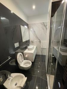 罗马马鲁帕之家豪华公寓的浴室配有卫生间、盥洗盆和淋浴。
