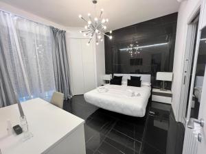 罗马马鲁帕之家豪华公寓的黑白卧室配有一张床和吊灯