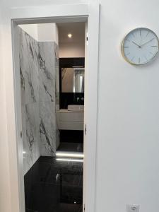 罗马马鲁帕之家豪华公寓的浴室旁墙上的时钟