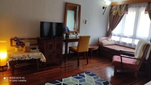 珍南海滩Villa Dalam laut 530的客厅配有电视、沙发和桌子