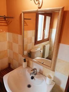 CadreitaCasa rural de la Abuela的一间带水槽和镜子的浴室