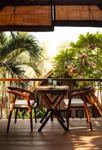 吉利阿尔Hani Hideaway的棕榈树庭院内的桌椅