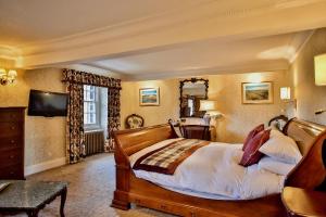贝图瑟科伊德皇家橡树酒店的一间卧室配有一张大床和电视