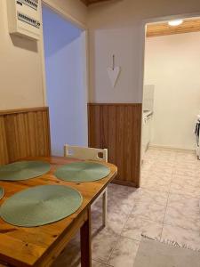 科科拉Apartment Isokatu2的厨房配有木桌和3个绿板