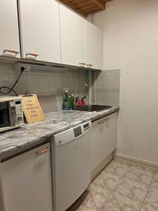 科科拉Apartment Isokatu2的厨房配有白色橱柜和台面