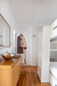 巴塞罗那拉梅尔佐那德巴塞罗那公寓的木台上带碗水槽的浴室