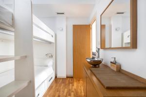 巴塞罗那拉梅尔佐那德巴塞罗那公寓的一间带水槽和镜子的浴室