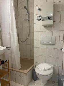 科尔恩韦斯泰姆Appartio: Studio-Appartement am Stadtrand的带淋浴和卫生间的浴室