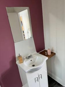伦敦Affordable 2 bedroom flat Tower Bridge/Bermondsey的浴室设有白色水槽和镜子