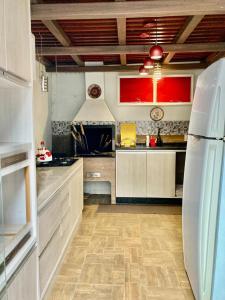 伊瓜苏Casa centro Falls的厨房配有白色橱柜和炉灶。