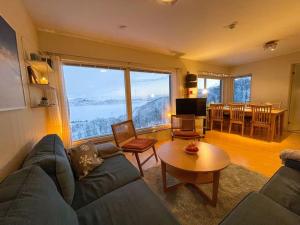 里克斯格伦森Ski in ski out lägenhet med fantastisk utsikt的客厅配有沙发和桌子
