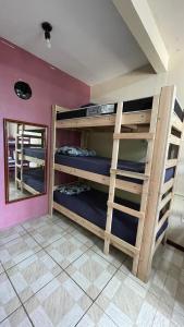 伊达贾伊Fica, Vai ter Bolo Hostel的客房设有带镜子的双层床