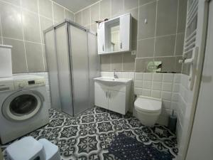 伊斯坦布尔12345的一间带水槽和洗衣机的浴室