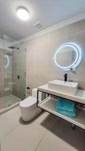 科克Anika Boutique Suites的一间带卫生间、水槽和镜子的浴室