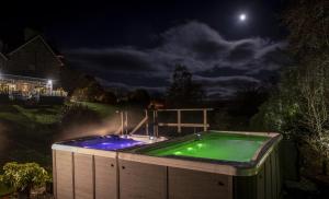 伊斯利昂塞道斯代尔别墅酒店的晚上在后院的热水浴池