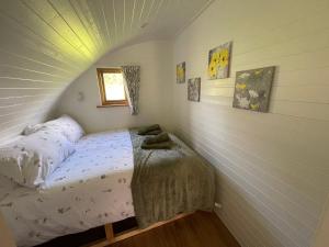 WimbishWimbish Hall Cabins的一间小卧室,阁楼上配有一张床