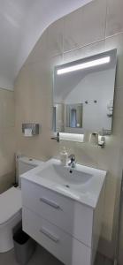欧赖Hotel Le Branhoc - Brit Hotel Auray的白色的浴室设有水槽和镜子