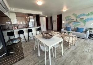 圣胡安KASA Brisa Marina - 1 bed 1 bath for 2 OCEAN VIEW BALCONY BEACHFRONT CONDO POOL的客厅配有白色桌子和沙发