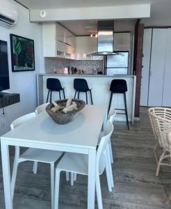 圣胡安KASA Brisa Marina - 1 bed 1 bath for 2 OCEAN VIEW BALCONY BEACHFRONT CONDO POOL的厨房里配有白色的餐桌和椅子