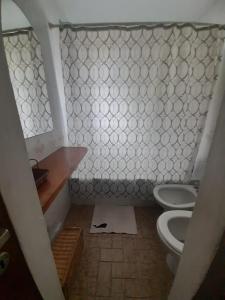 圣马丁德洛斯La Casa de la Isla的一间带卫生间和水槽的浴室