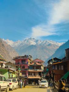 卡索尔Kasol ArtHouse - The Treasure of Himalayas的把汽车停在山间街道上的城镇