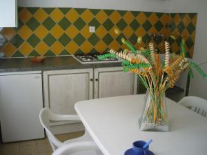 法沃内维尼奇度假屋的一张白色的桌子,上面有花瓶