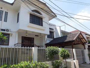 万隆Casa Setra Bandung的前面有栅栏的白色房子